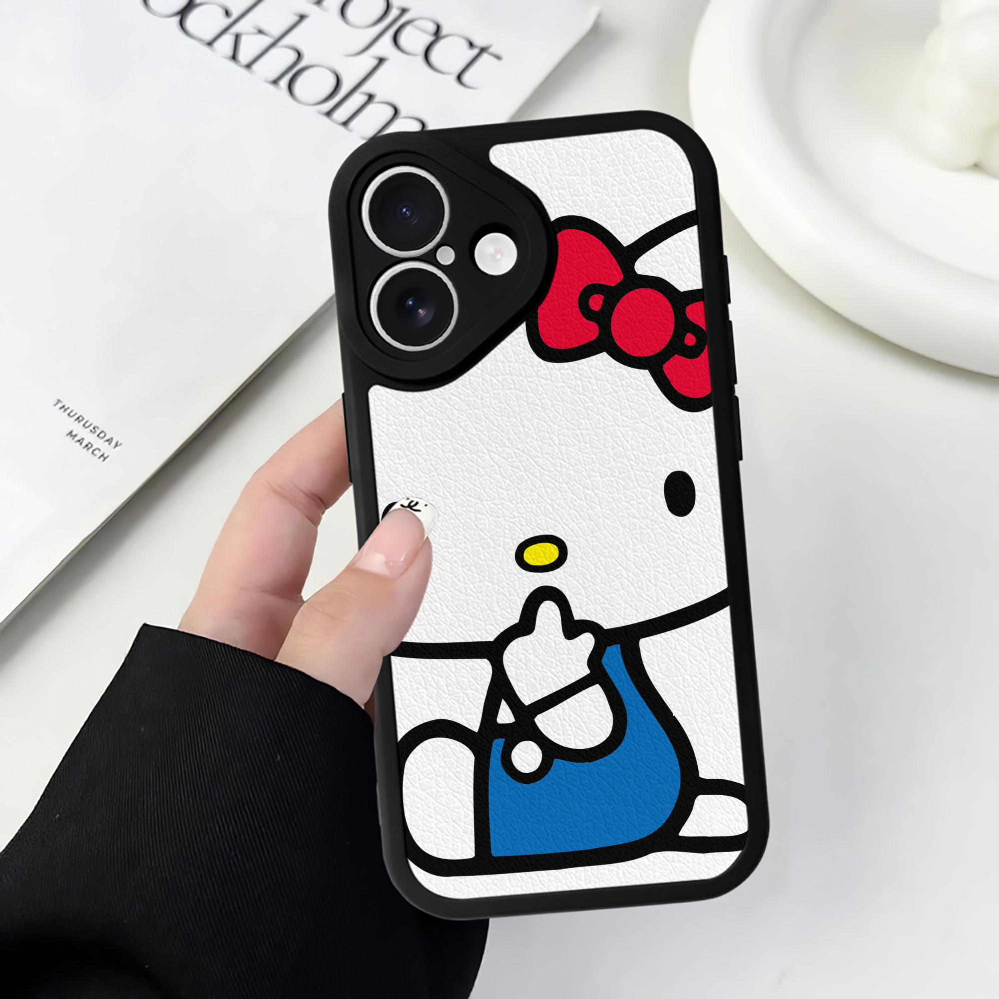 （画像用） Hello Kitty ハローキティ 【iPhone 16シリーズ対応】シリコンスマホケース（レザー調） 材質：シリコン
